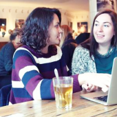 konnektid-kennis-deel-platform-online-omringd-mensen-leren-contact-beschikbaar-crowfunding-fans-medeeigenaar-kennis-delen-kenniseconomie