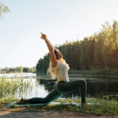 Als je aan yoga doet, dan geniet je van vele voordelen. Het is een complete workout die zowel je lichaam als geest versterkt. Daarnaast heeft yoga ook een weldadige uitwerking op je emoties en helpt het bij het loslaten van spanningen en negatieve gevoelens. In deze blog bespreken we de zes belangrijkste voordelen van regelmatig yoga beoefenen. Op deze manier krijg je een beter inzicht in deze oefeningen en leer je waarom yoga zo gezond is. Een training die erg holistisch is Het eerste voordeel van yoga is dat het een erg gebalanceerde workout is. Dit betekent dat je niet alleen je spieren versterkt, maar ook je gewrichten, pezen en ligamenten soepel houdt. Daarnaast worden er ook verschillende ademhalingsoefeningen tijdens de lessen geleerd, waardoor je longcapaciteit toeneemt. Bovendien is het belangrijk om te weten dat yoga je niet alleen fysiek, maar ook mentaal in balans brengt. Eigenlijk heel holistisch dus! Je wordt snel beter in yoga Een tweede voordeel is dat je snel beter wordt in yoga; iets wat zeer stimulerend is. In het begin kan het moeilijk zijn om de verschillende houdingen aan te leren, maar na verloop van tijd gaat dit steeds gemakkelijker. Dit komt doordat je lichaam zich aanpast aan de bewegingen en de spieren steeds soepeler worden. Dit geldt al helemaal als je een privéles yoga neemt. Hierdoor krijg je namelijk sneller feedback van de instructeur en leer je de houdingen op een juiste manier uitvoeren. Wat ook handig is aan dit voordeel is dat je hierdoor meer gemotiveerd blijft. Hierdoor houd je het langer vol. Yoga is goed voor je lichaam en geest Een derde voordeel is dat yoga goed is voor zowel je lichaam als geest. Zoals we al eerder hebben besproken, versterkt yoga verschillende spiergroepen in het lichaam. Daarnaast heeft het ook een positief effect op je mentale gesteldheid. Yoga helpt bij het verminderen van stress en angst. Ook word je er rustiger van en leer je beter te ontspannen. Dit komt doordat je tijdens de oefeningen bewust bezig bent met je ademhaling. Je leert hierdoor beter je ademhaling te regelen, waardoor je sneller ontspant. Perfect om je bloedcirculatie te stimuleren Yoga helpt bij het ontspannen van de spieren en het stimuleert de bloedcirculatie. Het is daarom ideaal voor mensen die last hebben van stress of spanning in hun lichaam. Deze oefeningen helpen je ook om beter te slapen en geven je meer energie. Daardoor is het de perfecte workout voor mensen die een druk leven leiden. Bovendien is het ook een goede manier om aan je conditie te werken. Dit is dan ook zeker een voordeel wat je niet mag onderschatten. Je geneest sneller Yoga stimuleert het zelf genezend vermogen van het lichaam en helpt bij het voorkomen of genezen van blessures. Het is een veilige training die geschikt is voor iedereen, ongeacht leeftijd of fysieke conditie. Doordat yoga je helpt om beter te ontspannen, komen er minder stresshormonen vrij in je lichaam. Hierdoor kun je sneller herstellen van vermoeidheid of stress. Daarnaast bevordert het de gezonde balans tussen je lichaam en je geest , alsmede het herstelvermogen waar je over beschikt. Dit is een voordeel die vele mensen over het hoofd zien, desondanks is het een van de belangrijkste voordelen die er zijn. Yoga is geschikt voor iedereen Als laatste voordeel willen we benadrukken dat yoga geschikt is voor iedereen. Dit komt doordat er verschillende moeilijkheidsgraden zijn en je de houdingen altijd aan kan passen aan je eigen lichaam. Yoga is dus ook perfect als je een chronische aandoening hebt of fysieke beperkingen. Daardoor is het een workout die iedereen kan doen, ongeacht de omstandigheden. Al met al zijn dit de zes belangrijkste voordelen van yoga. Dit zijn slechts enkele redenen waarom je regelmatig aan deze oefeningen zou moeten doen. Als je nog steeds twijfelt, dan raden we je aan gewoon eens een les te proberen. Je zult versteld staan van de positieve effecten die yoga kan hebben op je lichaam en geest. Wees daarom niet bang om deze training uit te proberen en laat je verrassen door de vele mogelijkheden die yoga biedt. Wij zijn er in ieder geval helemaal weg van!
