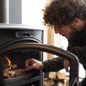 Zorg voor een warme sfeer in huis met een klassieke houtkachel 