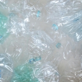 Opgeruimd en duurzaam koffers en bakken van recyclebaar kunststof