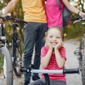 Dit is hoe je jouw dochter de eerste meters leert fietsen op een kinderfiets