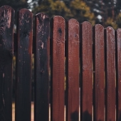 Een nieuwe schutting plaatsen waar moet je op letten voor een strak eindresultaat 