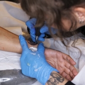 Waarom je in 2026 moet beginnen met zelf tatoeëren