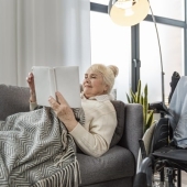 Wie helpt mensen om zelfstandig te blijven wonen
