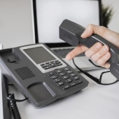 Wachten aan de telefoon wat het écht kost en hoe AI dat verandert