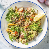 Zomerse couscoussalade met gegrilde groenten en frisse citroendressing