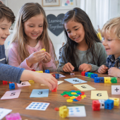 Bewust speelgoed kiezen hoe je kinderen laat leren zonder eindeloos scherm