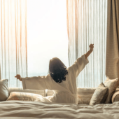 Een bewuste slaapkamer begint met minder vervangen
