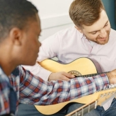 Gitaar leren spelen zo begin je als volwassene