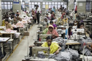 De mensen die achter de naaimachines zitten - waarvan 85% vrouw - werken vaak 70 tot 80 uur per week.