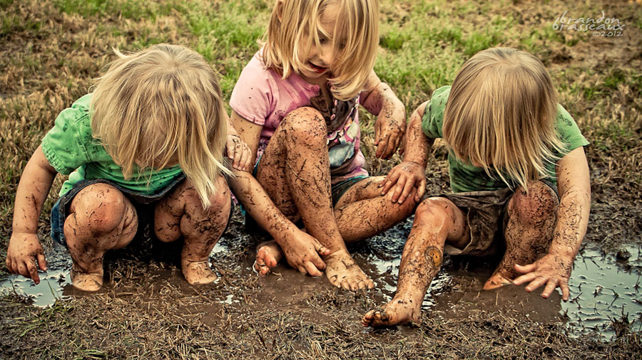 kinderen in de modder